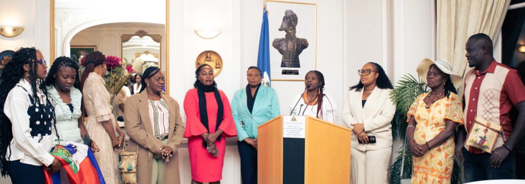 La cérémonie s'est tenue dans les salons de l'ambassade d’Haïti