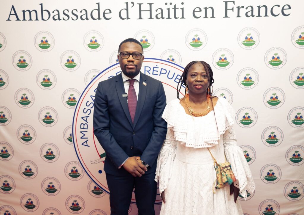 La cérémonie s'est tenue dans les salons de l'ambassade d’Haïti
