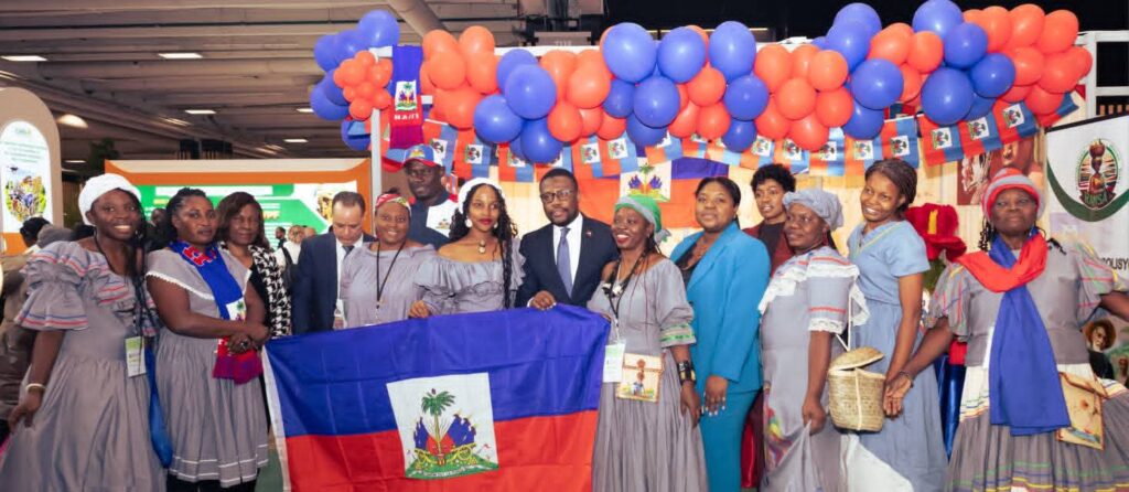 L'ambassade d’Haïti à Paris, Louino Volcy, a visité, le mercredi 24 février, le stand du Rassemblement des Madan Sara d’Haïti (RAMSA)