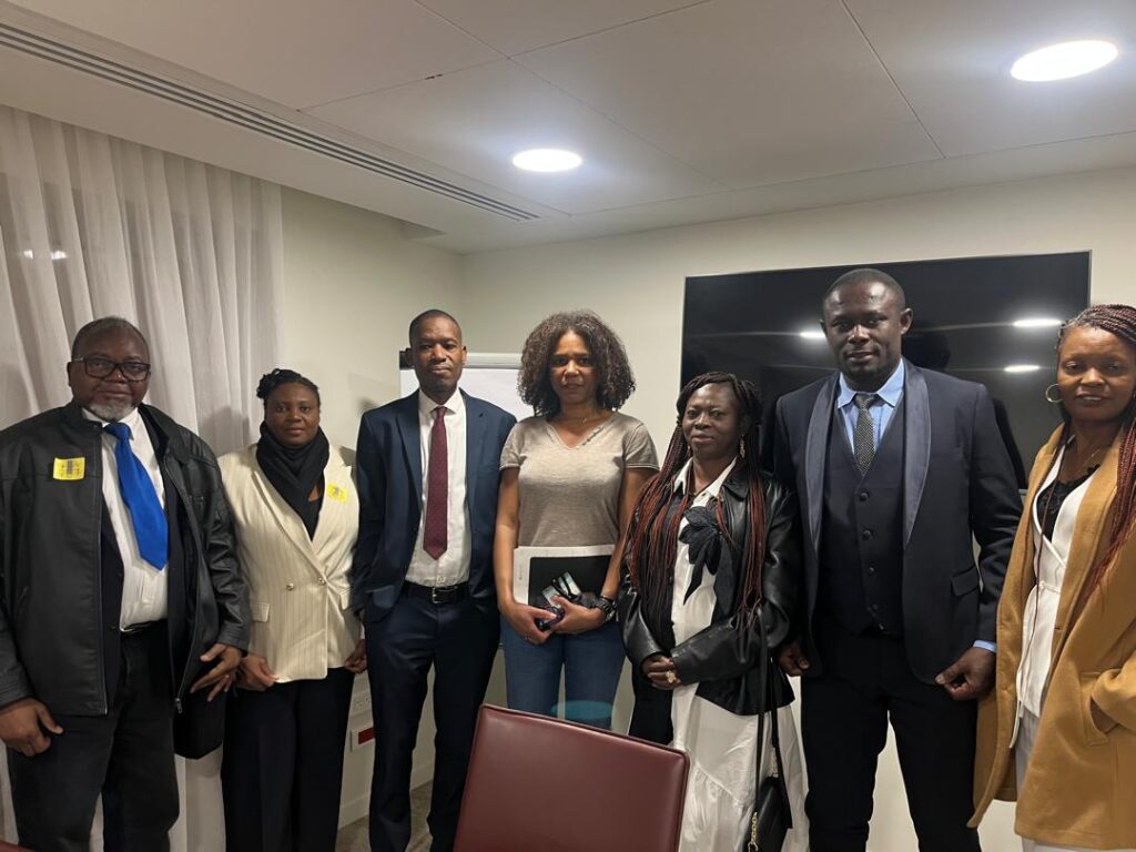 Du marché haïtien au Sénat français : RAMSA porte la voix des Madan Sara Le jeudi 12 mars 2026, une délégation d’organisations haïtiennes a été reçue au Sénat français par Mme Murielle Jalton, collaboratrice de la sénatrice Micheline Jacques. Cette rencontre s’inscrivait dans le cadre du suivi d’une note d’intention visant à repenser les relations commerciales entre Haïti et les entrepreneurs du bassin caribéen. La réunion avait pour objectif d’explorer les possibilités de coopération économique et de créer les conditions favorables à des partenariats durables entre les acteurs économiques haïtiens et caribéens. Au cours de l’entretien, Mme Jocelyne Jean Louis, coordinatrice nationale de RAMSA (Rasanbleman Madan Sara Ayiti), a présenté le rôle de cette organisation qui représente de nombreuses commerçantes du réseau des Madan Sara et participe à la structuration du commerce informel en Haïti.Le RAMSA s’est ainsi positionné comme un acteur potentiel pour accompagner des initiatives économiques régionales. De son côté, Patrick Pierre-Louis, président de l’association PDH France, a rappelé le rôle de la diaspora dans le rapprochement entre les institutions françaises et les organisations haïtiennes. Les échanges ont également mis en évidence les défis majeurs que représentent l’insécurité et la fragilité institutionnelle en Haïti, deux facteurs qui freinent la confiance des partenaires internationaux. Les participants ont toutefois salué une rencontre constructive, considérée comme une première étape vers le développement d’un nouveau cadre de coopération économique entre Haïti et le bassin caribéen.